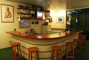 eine Bar mit vielen Barhockern in einem Restaurant in der Unterkunft Planalto Hotel in Canoinhas