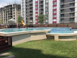 una gran piscina en una ciudad con edificios altos en Apartamento Climatizado, 2 Habitaciones y Piscina en Tegucigalpa