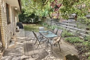 Una mesa y sillas en un patio. en Peace Retreat Bright, en Bright