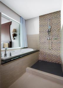 Koupelna v ubytování Aiyara Grand Hotel