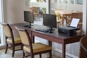 TV a/nebo společenská místnost v ubytování Aiyara Grand Hotel