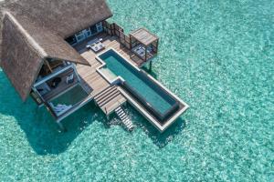 una vista aérea de una casa en el agua en Four Seasons Resort Maldives at Landaa Giraavaru, en Atolón Baa