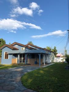 Villa Ungu Homestay في كوبانج كيريان: منزل به سقف