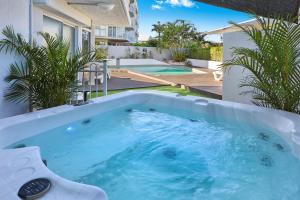 Bazén v ubytování Beachside Resort Kawana Waters nebo v jeho okolí