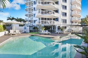 Bazén v ubytování Beachside Resort Kawana Waters nebo v jeho okolí
