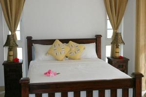 Un pat sau paturi într-o cameră la Bord Mer Villa