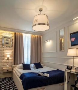 sypialnia z dużym łóżkiem i oknem w obiekcie Willa Legenda Hotel Adults Only w mieście Mielno