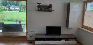 Televízia a/alebo spoločenská miestnosť v ubytovaní Barschtlerhof