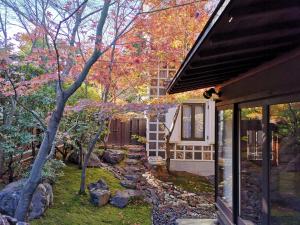 een huis met een rotstuin ervoor bij Nachiya in Kyoto