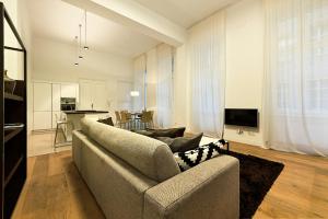 Central Luxury Apartment في فيينا: غرفة معيشة مع أريكة وطاولة