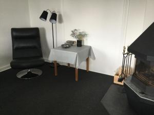 salon z krzesłem i stołem w obiekcie Bed & Breakfast v/Pia Sørensen w mieście Fredericia