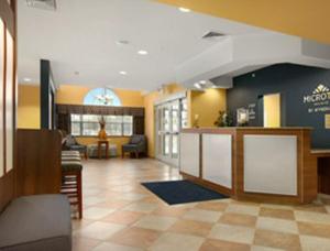 un vestíbulo de un hospital con sala de espera en Microtel Inn & Suites Chili/Rochester, en Chili Center