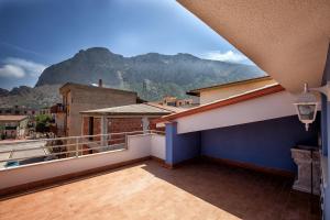 einen Balkon mit Bergblick in der Unterkunft Casa Vacanza AZZURRA in Cinisi