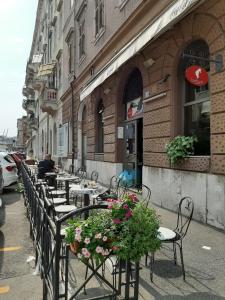 una fila de mesas y sillas frente a un edificio en Apartment Porto Baross, en Rijeka