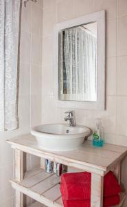 Gansbaai的住宿－Rots en See，一间带水槽和镜子的浴室