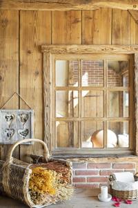 une fenêtre dans un mur en bois avec un panier devant dans l'établissement Résidence Les Balcons de La Rosière, à La Rosière