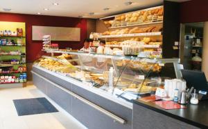 eine Vitrine in einer Bäckerei mit viel Gebäck in der Unterkunft Gästehaus Adler in Biberach an der Riß