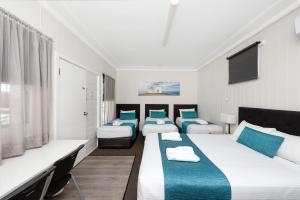 En eller flere senger på et rom på Port Macquarie Motel