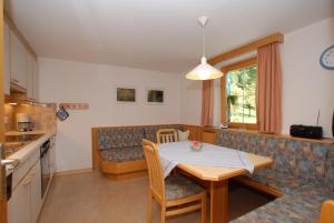 cocina y comedor con mesa y sofá en Appart Fernblick, en Gaschurn