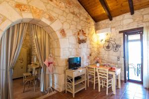 TV a/nebo společenská místnost v ubytování Kavos Psarou Villas