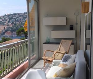 Vue mer exceptionnelle entre Nice et Monaco的阳台或露台