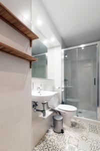 y baño con lavabo, aseo y ducha. en Apartamento La Terraza del Mar, en Cádiz