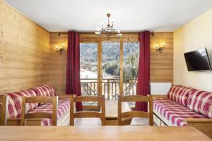 a room with a table and chairs and a window at Résidence Les Balcons de Val Cenis Village in Lanslevillard