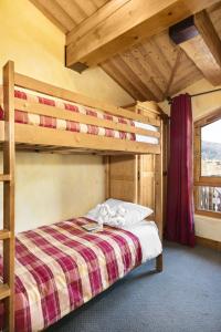 a bedroom with two bunk beds in a cabin at Résidence Les Balcons de Val Cenis Village in Lanslevillard