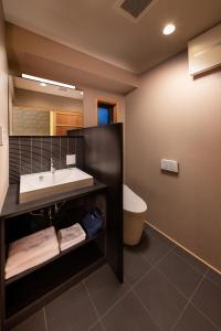 un baño con lavabo y bañera en Kanade Kyotoeki-Minami, en Kioto 14 fotos más