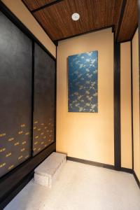 a corner of a room with a wall with a window at Kanade Kyotoeki-Minami in Kyoto