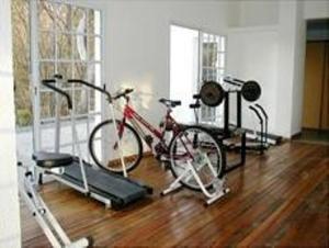 dos bicicletas estacionadas en una habitación con gimnasio en Posada La Campiña en Valle Hermoso