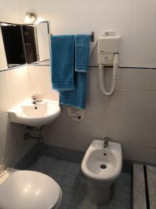 een badkamer met een toilet en een wastafel bij Acimaremonti in Acireale