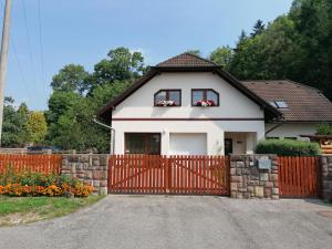 Prostřední LánovにあるApartmán FuFuの門と柵のある白い家