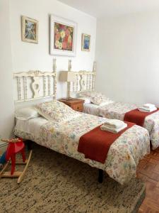 a bedroom with two beds and a table at Lauramer Apartamento Bakio in Bakio