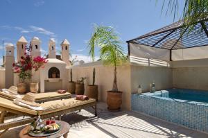 patio z basenem i willą w obiekcie Riad Vert w Marakeszu