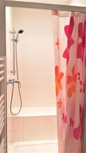 a shower curtain with flowers on it in a bathroom at City-Apartments Langegger in Vienna