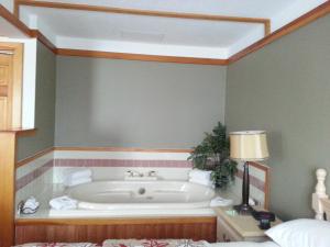 A bathroom at Granite Town Hotel
