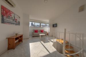 a living room with a couch and a table at Reservaloen Mariano de Cavia in Seville