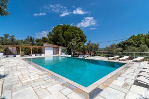 Bazén v ubytovaní Villa Arios, pool, jacuzzi and sea alebo v jeho blízkosti