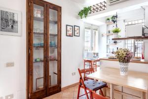 una cucina e una sala da pranzo con armadio in legno di Ferrara Mercato Fancy Studio a Ferrara