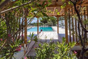 Bazén v ubytovaní Villa Arios, pool, jacuzzi and sea alebo v jeho blízkosti