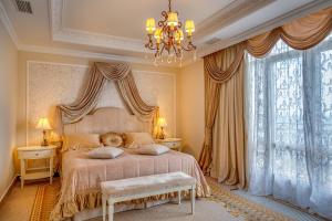 クルパティにあるНоtеl Palmira Palace Yaltaのベッドルーム1室(テディベア付きのベッド1台付)