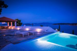 Bazén v ubytovaní Villa Arios, pool, jacuzzi and sea alebo v jeho blízkosti