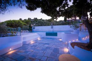 Bazén v ubytovaní Villa Arios, pool, jacuzzi and sea alebo v jeho blízkosti