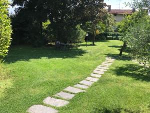 a garden with a path in the grass at Rainbow Relais in Lesa