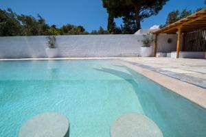 Bazén v ubytovaní Villa Arios, pool, jacuzzi and sea alebo v jeho blízkosti