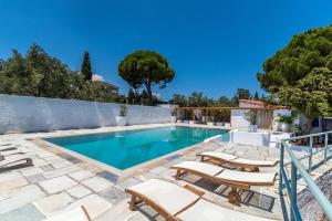 Bazén v ubytovaní Villa Arios, pool, jacuzzi and sea alebo v jeho blízkosti
