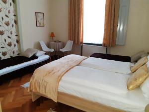 Posteľ alebo postele v izbe v ubytovaní Szalay Villa