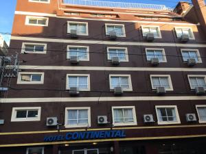 Edificio alto con ventanas y aire acondicionado en Okinawa Hotel Continental, en Naha