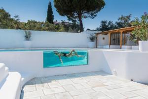 Bazén v ubytovaní Villa Arios, pool, jacuzzi and sea alebo v jeho blízkosti
